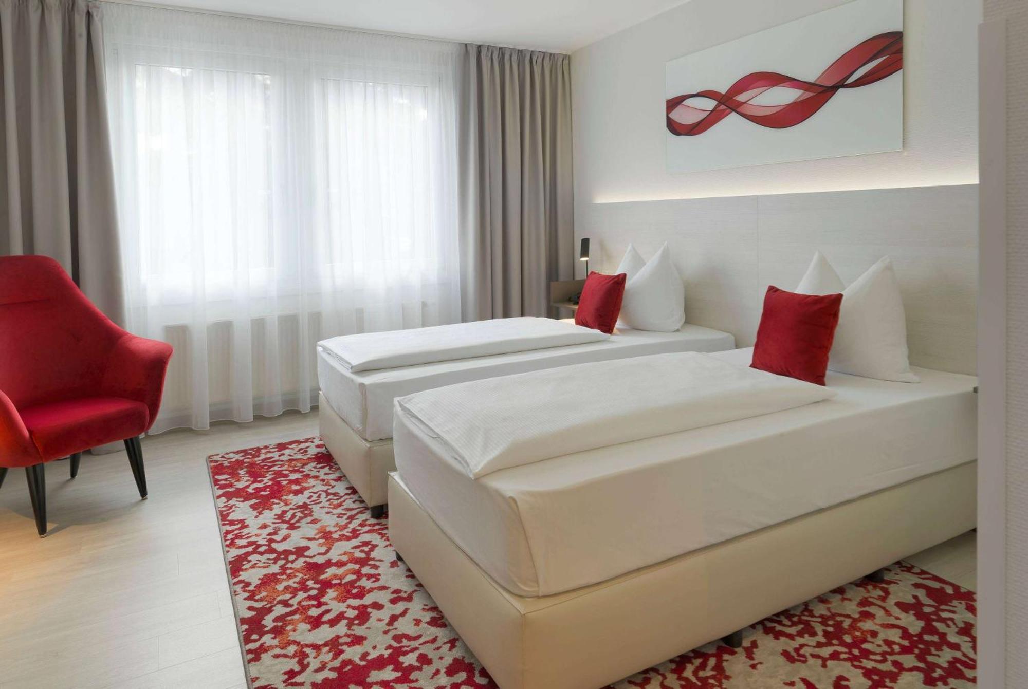 Ramada By Wyndham Dresden Hotel Екстериор снимка